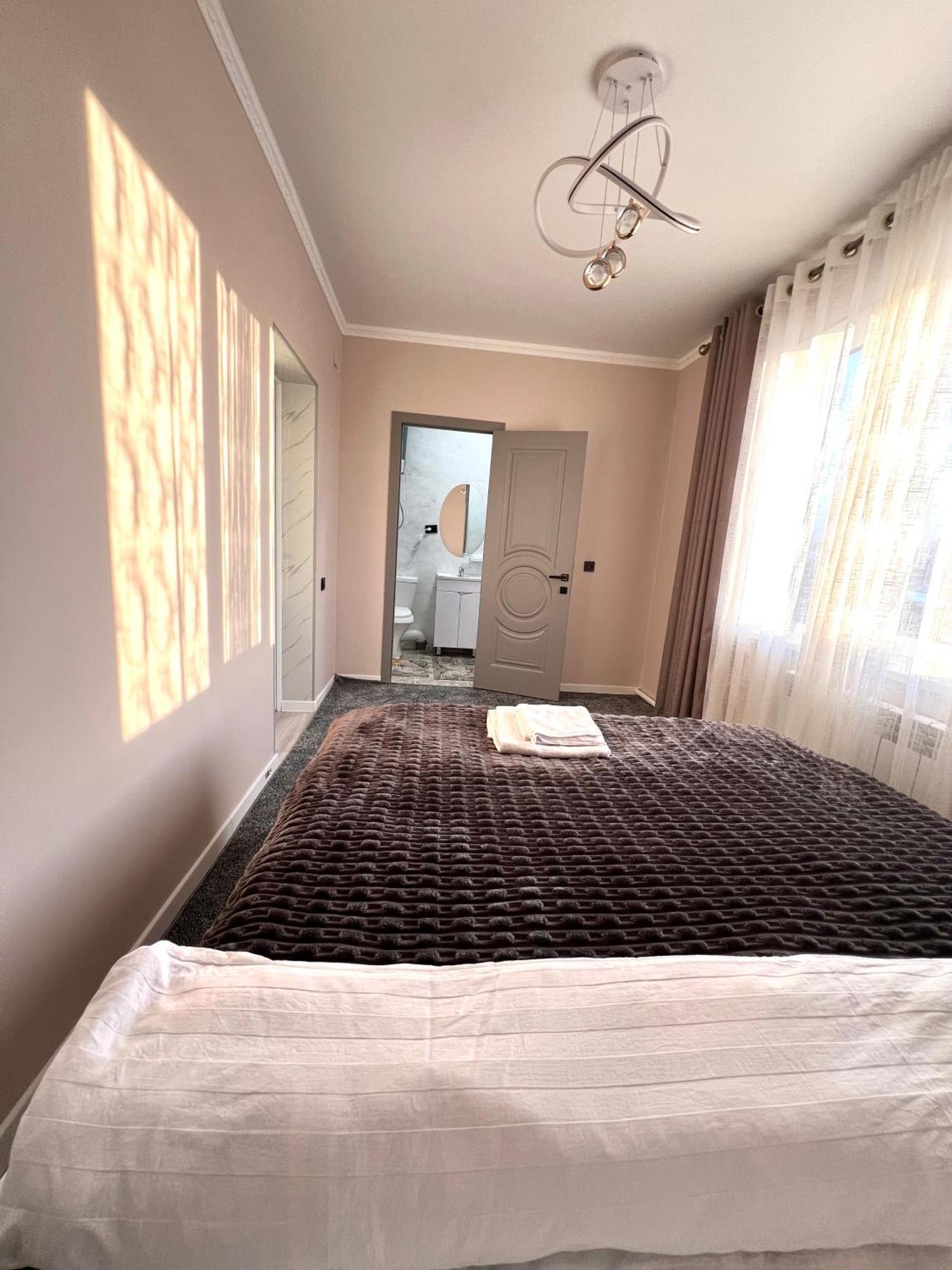 Maral Guesthouse Karakol Bilik gambar