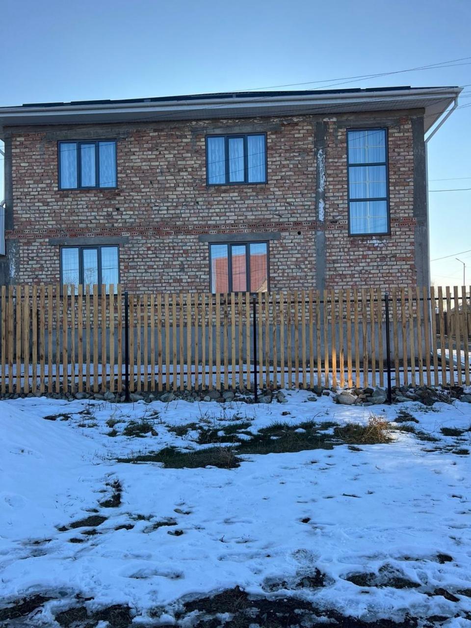 Maral Guesthouse Karakol Luaran gambar